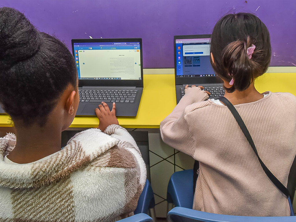 2 students study in front of a computer screen