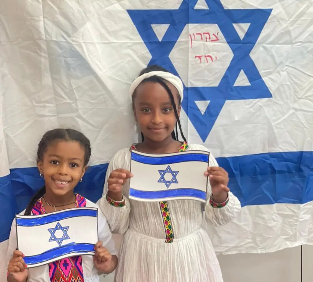 2 children holding the Israeli flag